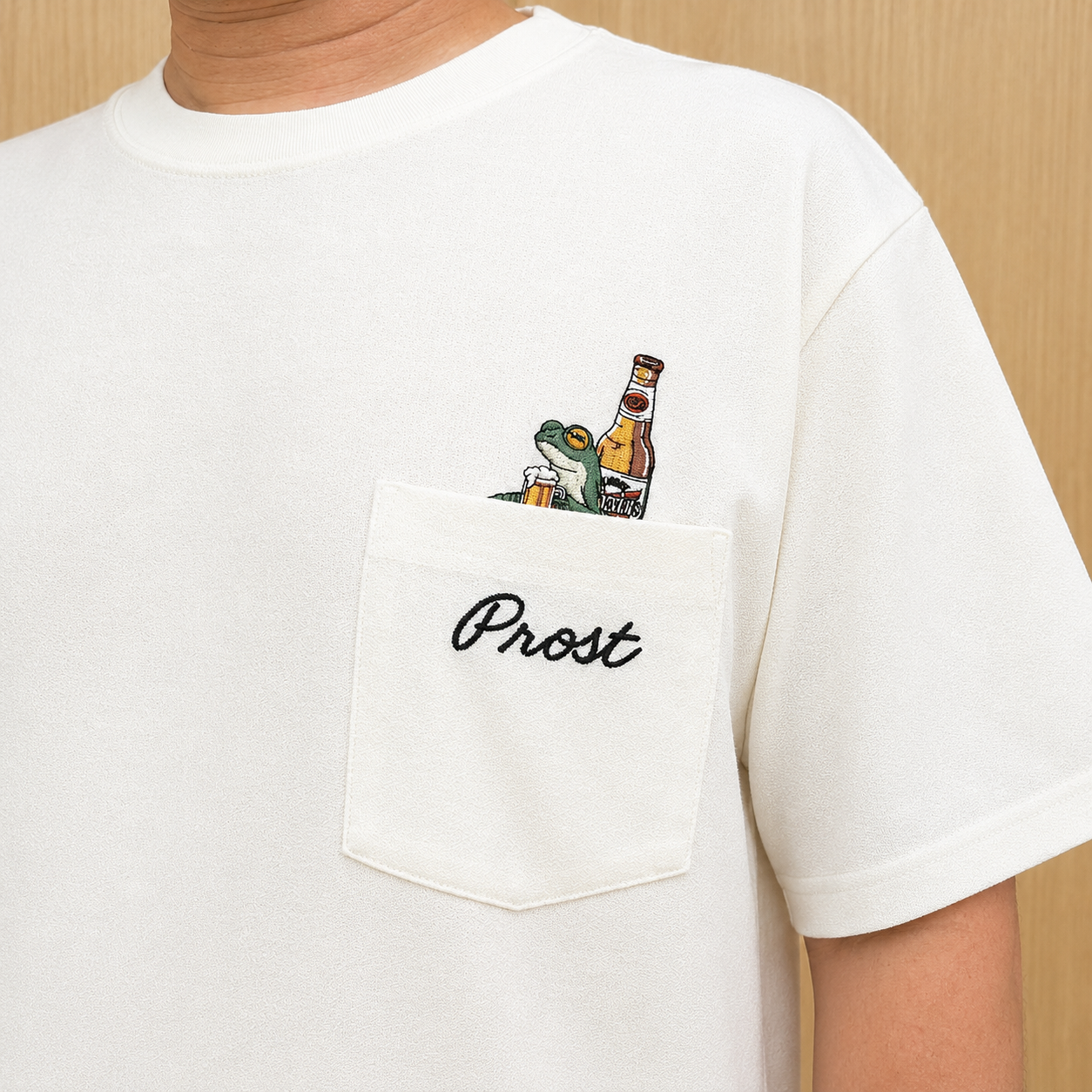 【涼感】梨地ポケット刺繍Tシャツ　カエルビール柄　アイボリー　POWER TO THE PEOPLE