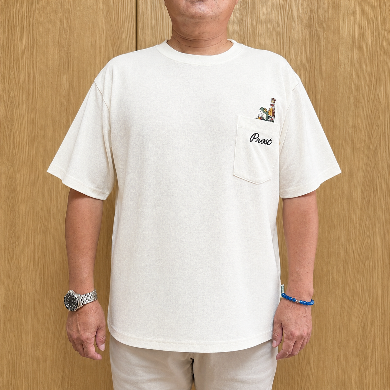 【涼感】梨地ポケット刺繍Tシャツ　カエルビール柄　アイボリー　POWER TO THE PEOPLE